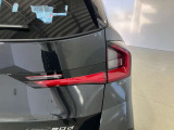 L字型リアコンビランプ:BMWの伝統的なデザインのひとつです。夜間でも誰が見てもBMWとわかる印象的なデザイン。