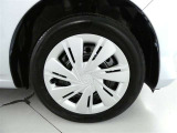 【ホイールキャップ】 純正ホイール装着車です。キャップですので万が一キズをつけても簡単に交換可能です。