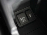 ◆USBチャージャー、12Vの電源ソケット◆使いやすい場所に装備されています。