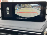 バックカメラ付きで駐車場の車庫入れをサポートします。
