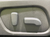 【メモリー機能付きパワーシート】ドライバーごとに設定したシート位置を記憶して、ボタン一つで切り替えできる便利な機能!運転する方が複数名いらっしゃるご家庭におすすめです♪