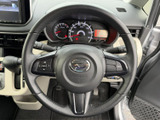 運転席から手元のスイッチを確認しやすく、視線を大きく動かさずに各種操作へ移りやすい装備です。握りやすい形状で、運転中の操作を手元にまとめられるのも便利です。