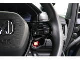Hondaセンシングの機能のひとつ、アダプティブクルーズコントロール付!アクセルから足を離しても設定したスピードと前車との車間を保ち走行してくれます!車線維持もアシスト☆高速道路で疲労軽減ですね☆