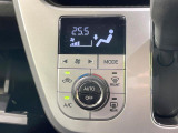 【オートエアコン】一度お好みの温度に設定すれば、車内の温度を検知し風量や温度を自動で調整。暑い&hellip;寒い&hellip;と何度もスイッチ操作をする必要はありません。快適な車内空間には必須の機能ですね♪