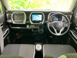前方まで見渡しやすい視界が広がり、運転席と助手席が並ぶ落ち着いた空間です。シートには柄があしらわれ、足元もすっきりとしており、乗る方を迎える実用的な室内です。