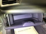 【グローブボックス】助手席の前にあるグローブボックスです。小物の収納に便利です。