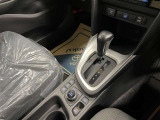 操作しやすいATシフトです♪シフトチェンジを気にしなくていいので運転だけに集中できますね!自然と手に届くところにある、手になじむ形状のシフトノブがいいですね♪
