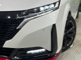【LEDヘッドライト】悪天候や夜間走行時も良好な視界を確保し安心して運転できる高輝度LEDヘッドライトを装備!点灯速度が早く、消費電力も抑えられています。