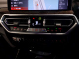 【左右独立式オートエアコン】☆運転席・助手席で個別に温度設定する事が可能。一定以上の大気中の有害物質を感知すると自動的に内気循環モードに切り替わるAUCを装備☆