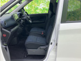 前席まわりは視界が広く、運転席と助手席の様子も確認しやすいレイアウトです。シートは落ち着いた色調で、足元にもゆとりがあり、毎日の移動を快適に支えます。