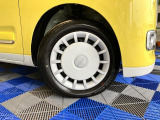 【ホイールキャップ】自動車の車輪の外側取り付け部につける円盤状のおおいで、締め付けボルトなどを保護し装飾をも兼ねてますよ☆