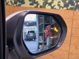 【ブラインドスポットモニター】走行中、ドアミラーの死角になりやすい箇所に後続車が接近するとサイドミラーのレンズに警告を表示!ドライバーに注意喚起をしてくれます。