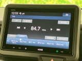 FMラジオの周波数や登録局が画面に表示され、聴きたい局を確認しながら選べます。画面上の表示を見て操作でき、通勤やお出かけの移動中も音声を楽しめる装備です。