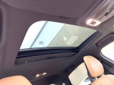 【パノラマガラスルーフ】固定式のガラスルーフで明るい車内空間を演出。日差しの強い日は電動スライドカーテンで調整するなど、季節を問わず開放的なドライブをお楽しみいただけます。