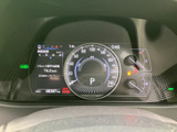 中央の速度表示をはじめ、燃料計や各種情報がまとまっており、運転に必要な情報を確認しやすい構成です。走行距離や時刻なども表示され、日々の運転中に状況を把握しやすくなっています。