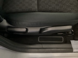 【シートレバー】ただ座るだけじゃない、運転のしやすさを決める大事なスイッチ。視界を広げたり、腰への負担を減らしたり。体型に合わせてジャストフィットさせるこの瞬間、さあ走るぞって気合が入ります。