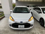 車両前方よりライトとウインカーを点灯させた状態です