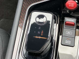 【電制シフト】前後の動きだけで簡単に操作できる先進的なデザインの電制シフト。扱いやすく、手に馴染みやすい設計となっています。