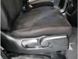 運転席ハイトアジャスター装備(ラチェット式・手動) レバー操作でシートの高さの調節が可能。自分に合ったドライビングポジションで、運転をより安心・快適にします。