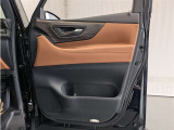 運転席ドア内張はご覧の通り。ドアポケットの収納もバッチリです