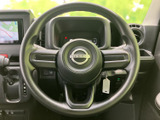 手に取りやすい形状のステアリングで、運転中も自然な姿勢を保ちやすい印象です。メーターやナビも見渡しやすく、運転席まわりの使いやすさに配慮されています。