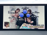テレビ番組を画面に表示でき、停車中の休憩時間などに映像を楽しめます。画面内には番組内容が表示され、車内で過ごす時間の過ごし方を広げてくれる便利な装備です。