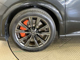 オレンジキャリパー(フロントLEXUSロゴ)装着でよりF SPORTらしい印象になっております。