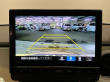 後方の距離感や障害物を、モニター越しに教えてくれる機能です。見えにくい場所を確認できる安心感が、落ち着いたハンドル操作を支えます。