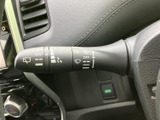 レバー上の表示で各機能を見分けやすく、運転席から確認しながら扱えます。前後のワイパーに関する機能がまとまり、雨の日の視界確保にも便利な装備です。