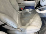 メルセデスのシートは、少し硬めに出来ておりますので、長時間の運転でも疲れにくく、安全にドライビングをお楽しみ頂けます