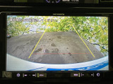 後方の様子を画面で確認でき、駐車時の位置合わせをサポートします。画面には目安となるガイド線も表示されるため、周囲の安全を直接確認しながら、落ち着いてバック操作を行えます。