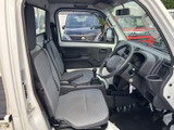 明るい色調のシートと見通しのよい窓まわりで、運転席・助手席とも開放感があります。足元や座面まわりもすっきりまとまり、乗り降りしやすい実用的な室内です。