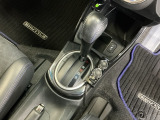 手に馴染むシフトノブで、操作がスムーズに。毎日のドライブがもっと楽しく快適になります。パーキングブレーキは、使いやすいハンドタイプのサイドブレーキです。