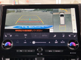 車両後方の映像に加え、周囲を上から見た表示も確認できる画面です。駐車時などに車両と周囲の位置関係を把握しやすく、画面内のガイド表示も目安にしながら操作できる便利な装備です。