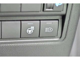 オートマチックハイビームとは、先行車や対向車のライトを認識し、ハイビームとロービームを自動で切り替える機能です。夜道の視界を確保します。詳細は販売店スタッフまでおたずねください。