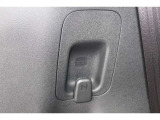 荷室には荷物がかけられるフックが装備されています。
