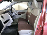 高いホールド性で運転姿勢が安定します。長距離ドライブでも疲れにくいのが魅力です。快適なドライビングライフをお送りください♪