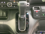 レバーに各種ライトの表示があり、操作内容を目で確認しやすい仕様です。運転席から手の届きやすい位置に配置され、走行中も必要な操作を行いやすく、日常使いに便利です。
