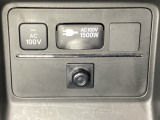 センターコンソールボックス後部に100V AC電源(1500W)を装備しています。車内やアウトドアでの家電機器使用も可能な100V1500W電源を搭載。緊急時の電源としても活躍が期待できます。