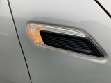 【LEDヘッドライト】先進のテクノロジーを採用し、照射される白色光の周波特性は太陽に近く、自然な明るさで夜道を明確に照らし出します。夜間はもちろん悪天候の日中でも優れた視認性を発揮し、安全性を高めます。