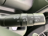 レバーには操作位置を示す表示があり、運転席から確認しやすい配置です。周辺のスイッチ類もまとまっており、必要な操作を把握しやすい実用的な装備です。