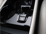 軽いタッチの電気式サイドブレーキとオートサイドブレーキが装備されます。