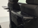 運転席・助手席の背もたれには、2列目シート用にカップホルダー付きの「格納式のシートバックテーブル」を装備しています。休憩時のちょっとした時間などカップを置いたり、小物置きに使えて便利です。