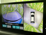 後方映像に加えて車両周囲を上から捉えた表示も確認でき、駐車時の位置合わせをサポートします。ガイド線も表示され、周囲を確かめながら操作できます。