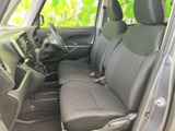運転席と助手席が横に並ぶ前席は、座面の広さと落ち着いた色合いが印象的です。前方や左右を見渡しやすい室内で、同乗者との会話もしやすい配置です。