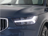 ひときわ印象的なT字型のLEDヘッドライトは、新世代のボルボを象徴するユニークなアイコンとなっています。LEDデイタイム・ランニング・ライトやポジションライト、ウインカーの役割も果たします。