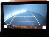 バックガイドモニター付き。車両後方の映像をナビ画面に表示し、駐車などの後退操作をサポートします。