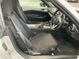フロントシートは心地よいフィット感と程よいホールド性を両立。今までになく快適な運転を楽しめるマツダ自慢のシートです。