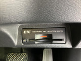 ETC車載器を足元近くに備え、高速道路の料金所を通過する際に便利です。カードの挿入口が確認しやすい位置にあり、日常のお出かけから遠方への移動まで活用いただけます。