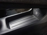 ◇ ロアコンソール ◇ シフトの下段にも収納スペースがあります。